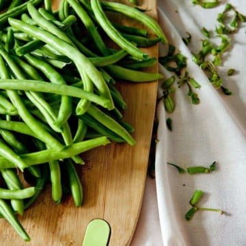 green beans on a wood cutting board