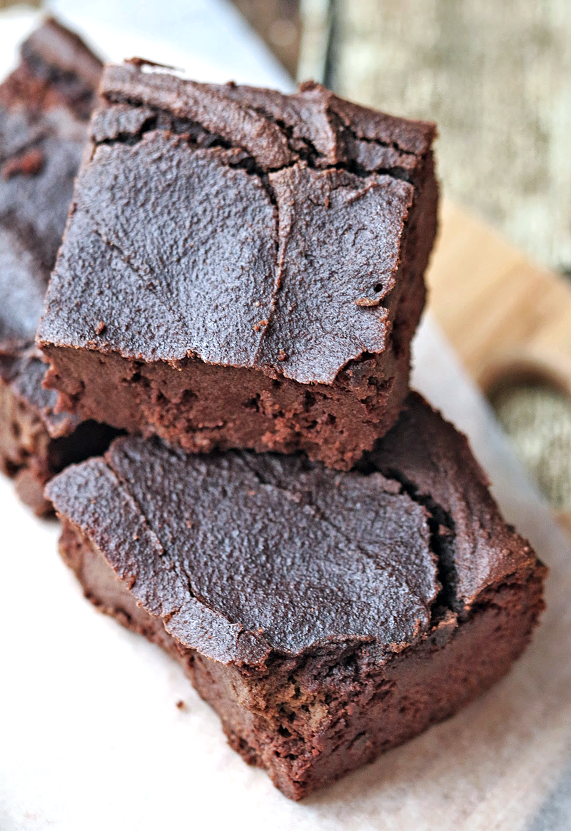 Gluten-free Almond Butter Brownies - these delicious brownies are a healthier alternative to traditional brownies. Dairy-free, gluten-free & refined sugar-free.