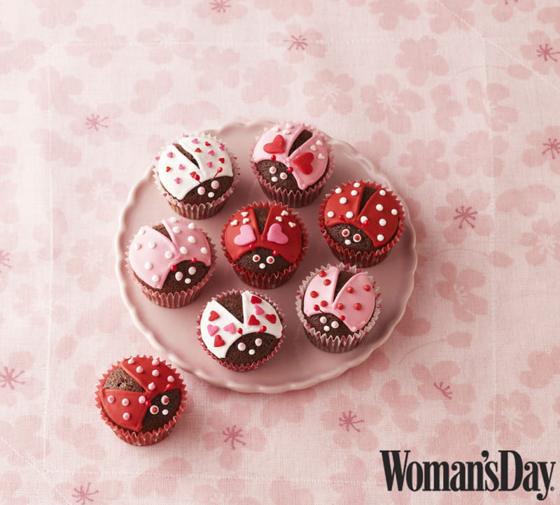 Valentine's day lovebug cupcakes - these adorable mini cupcakes are made with love, easy to make, and super fun to share.