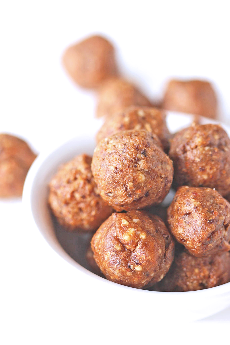 Cinnamon Vanilla Snack Balls - these easy to make snacks are healthy and delicious and easy to take with you on-the-go. They are kid-friendly and fun!