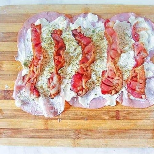 Low Carb Pinwheels with Bacon and Cream Cheese - this quick and easy keto recipe is versatile and is great as an appetizer or as a snack.