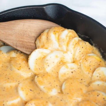 eggs au gratin in a cast iron pan