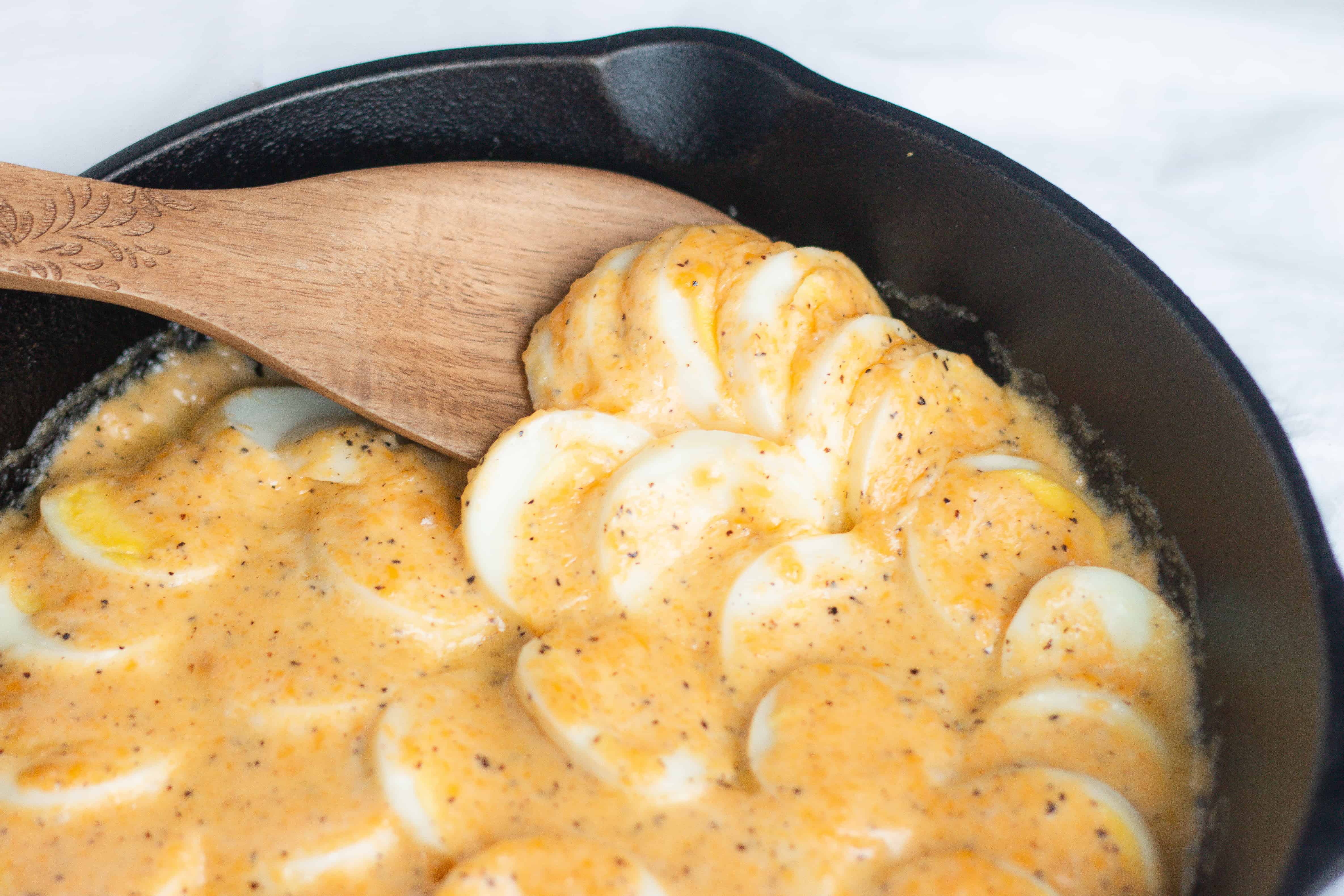 eggs au gratin in a cast iron pan