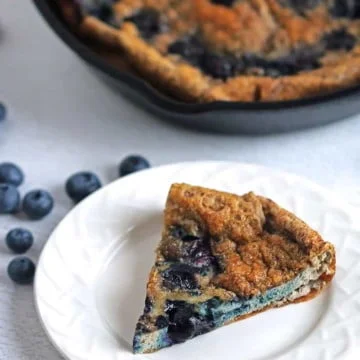 Low Carb Egg Bake with Blueberries and Cinnamon - Gluten-free, paleo, LCHF this baked egg dish is slightly sweet thanks to the blueberries and while it seems like a weird combination, it really is very tasty!