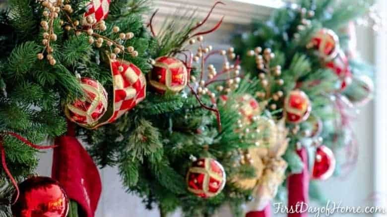 17 Best Christmas Tree Ideas 2021 14 Fresh tree with red and gold ornaments