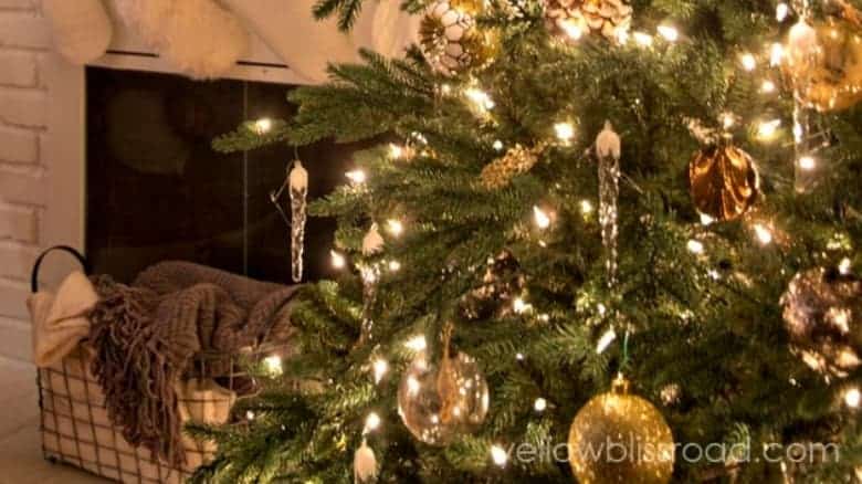 17 Best Christmas Tree Ideas 2021 9 Green tree with rustic decor ornaments