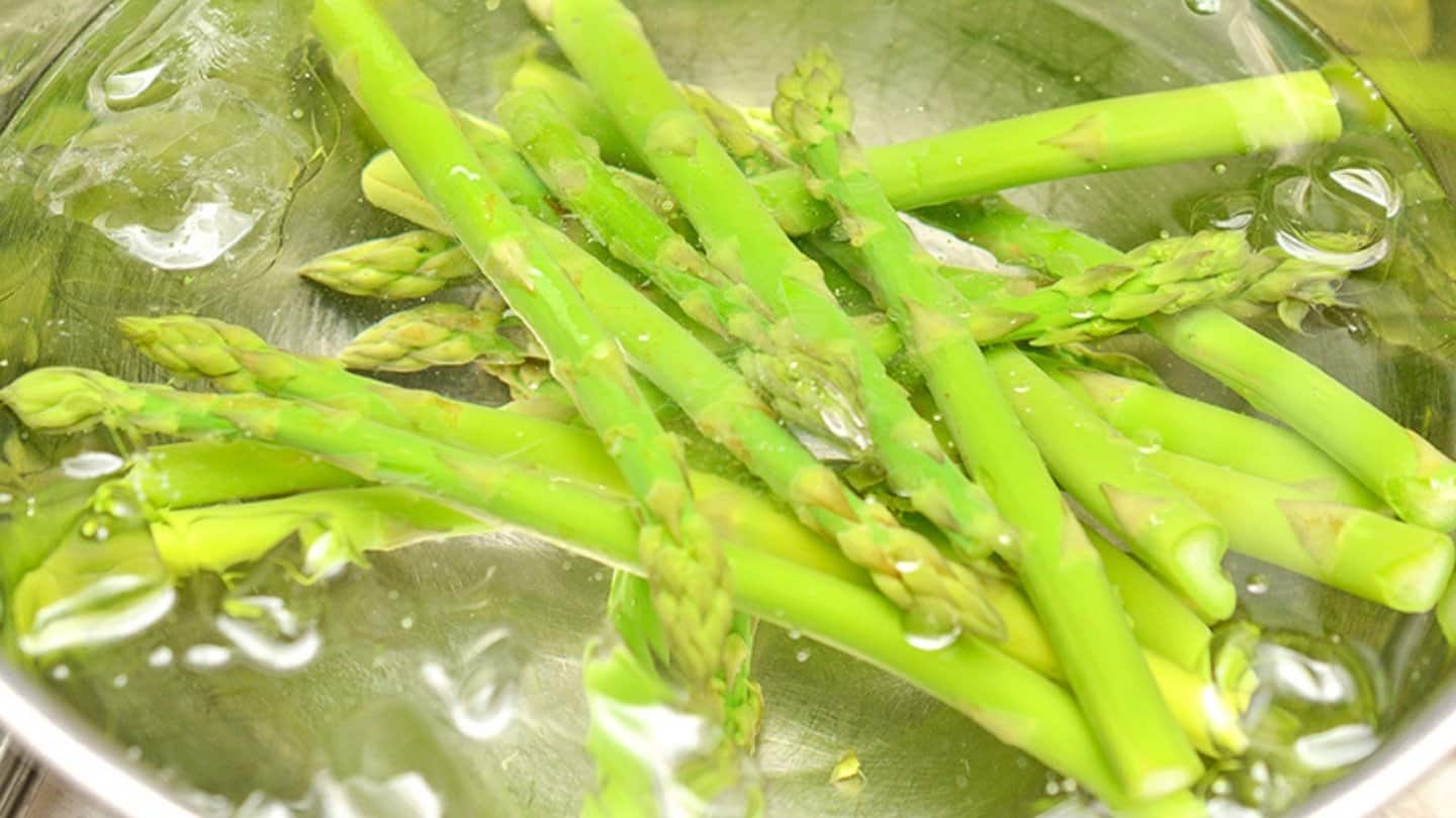 asparagus in iced water