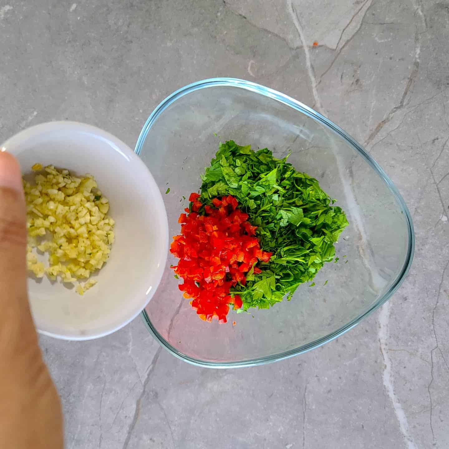  Add the minced garlic cloves. 