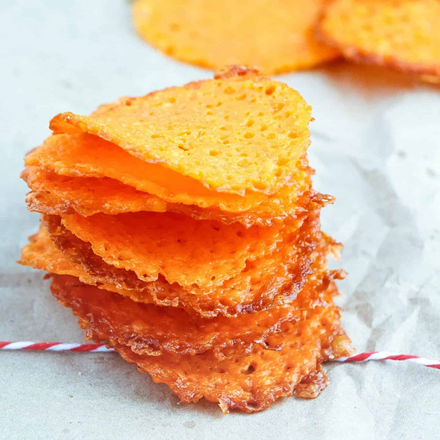 cheddar garlic cheese crisps 