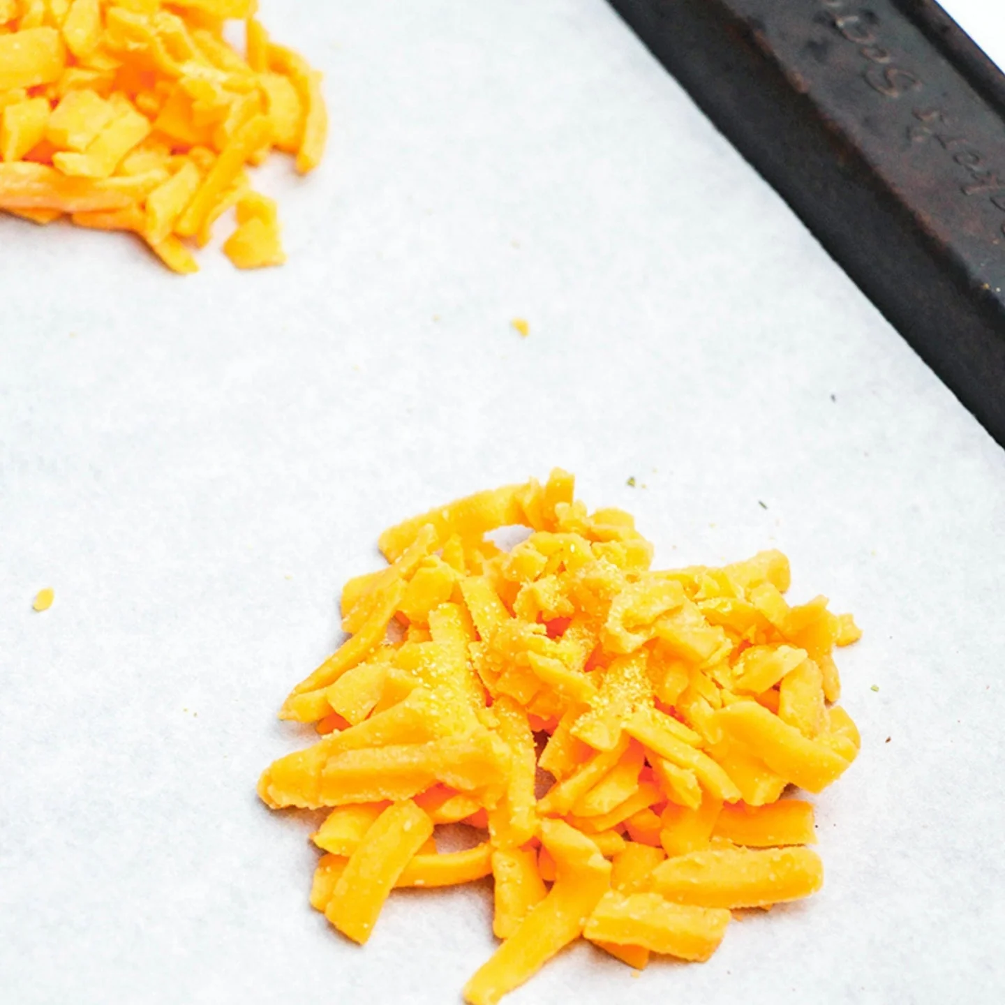 cheddar garlic cheese crisps