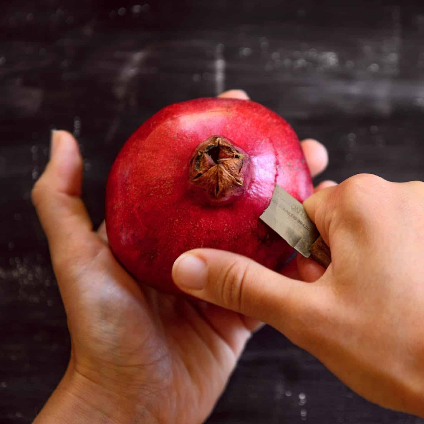 Cut the crown out of the pomegranate