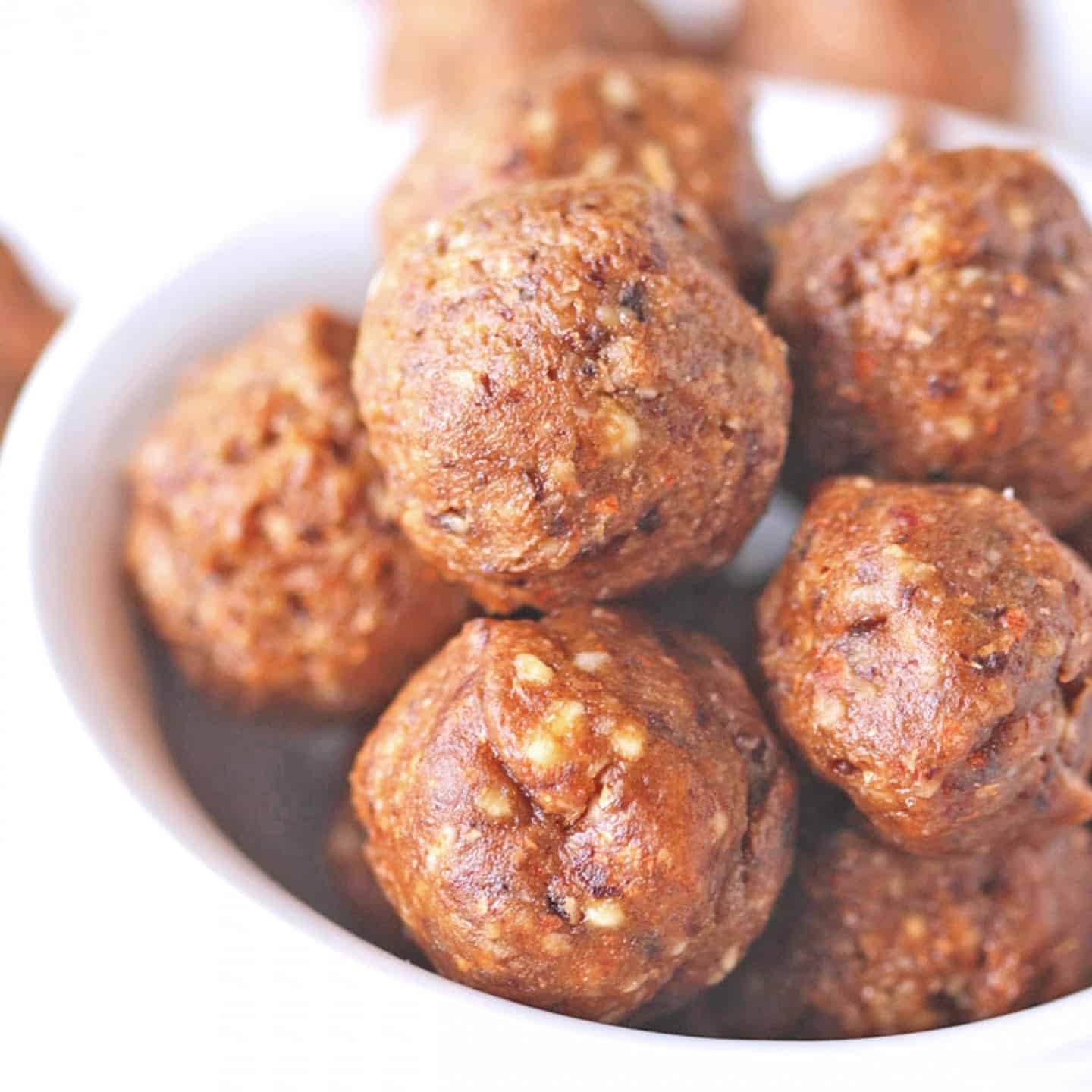 Energy balls with dates featured