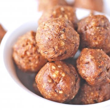 Energy balls with dates featured