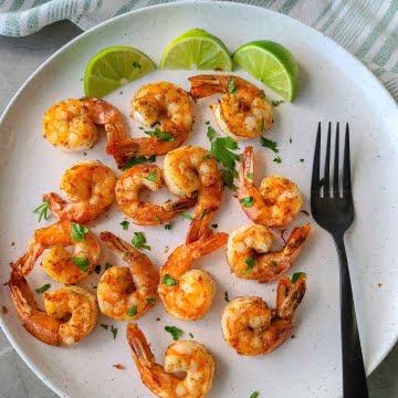 air fry shrimp with lime wedges