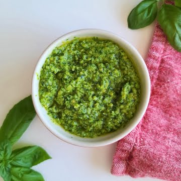 Pesto with cashews featured