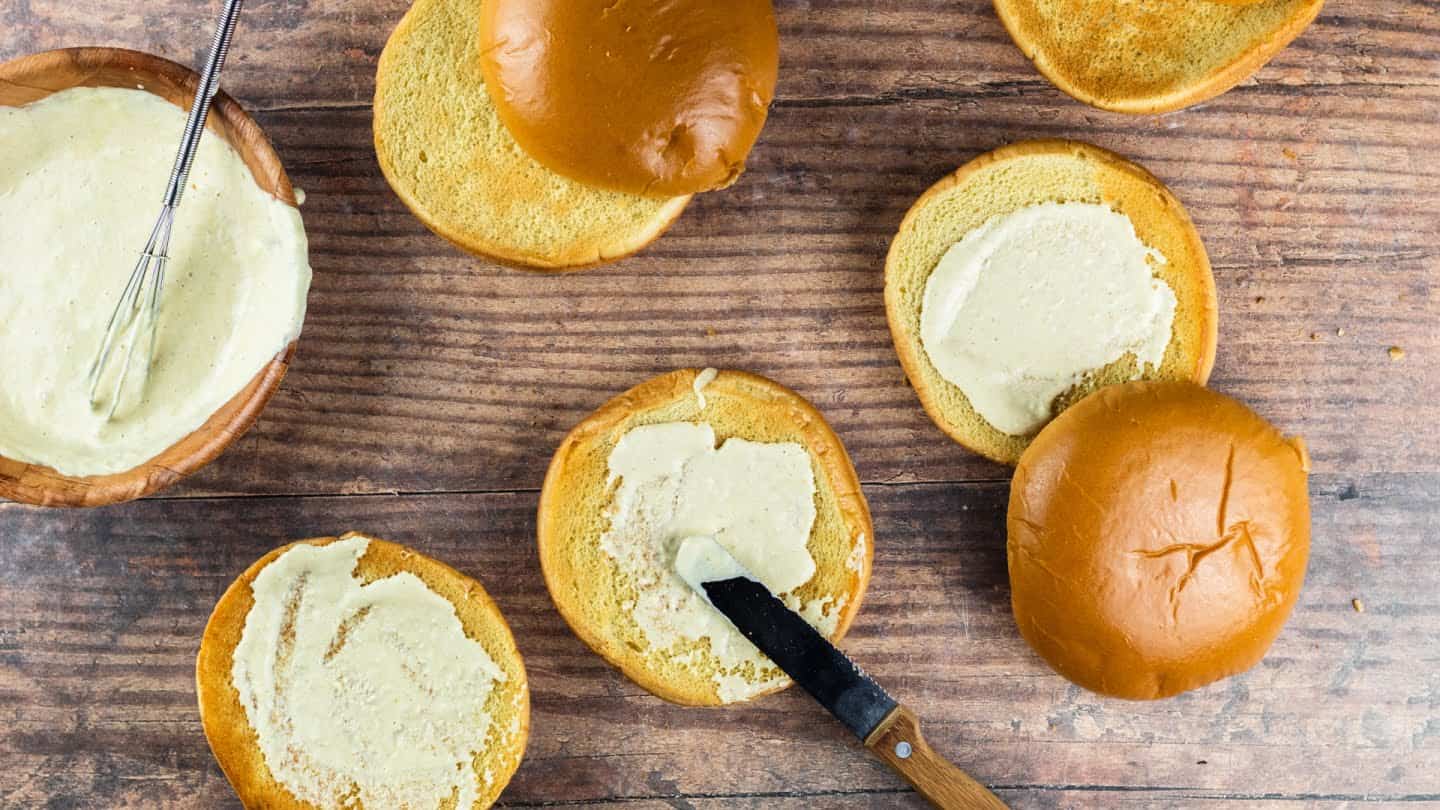 buns with horseradish cream sauce 