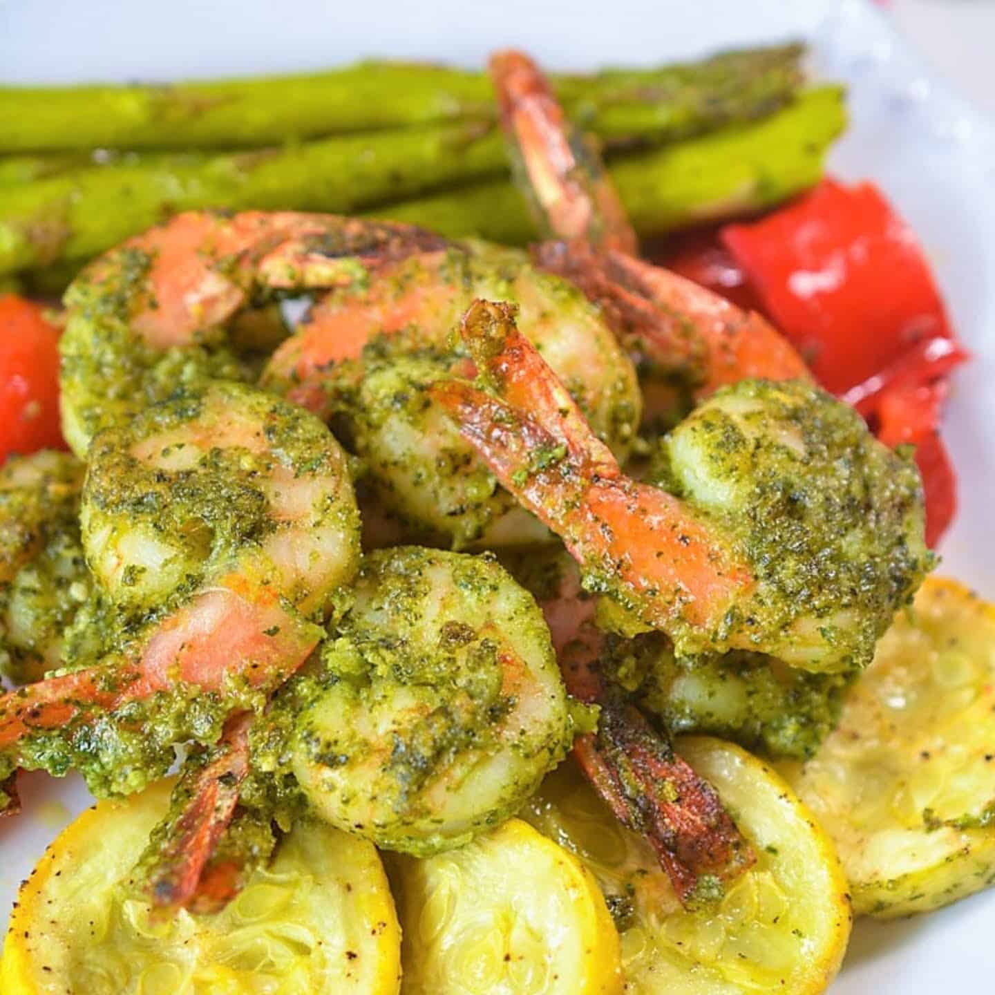 Shrimp with pesto and vegetables